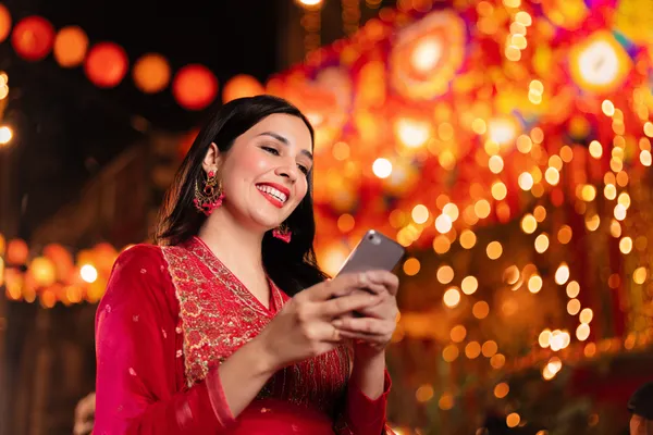 88FD Slots — Thousands of exciting themes and jackpots A stylish woman beside vibrant slot machines displaying glowing sevens, showcasing the variety of top slots at 88FD.